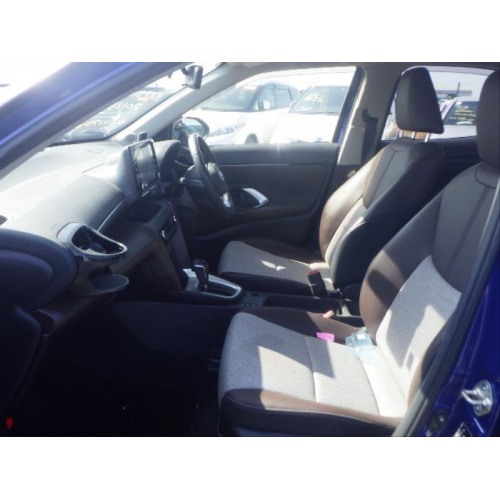blue_yaris_cross_9